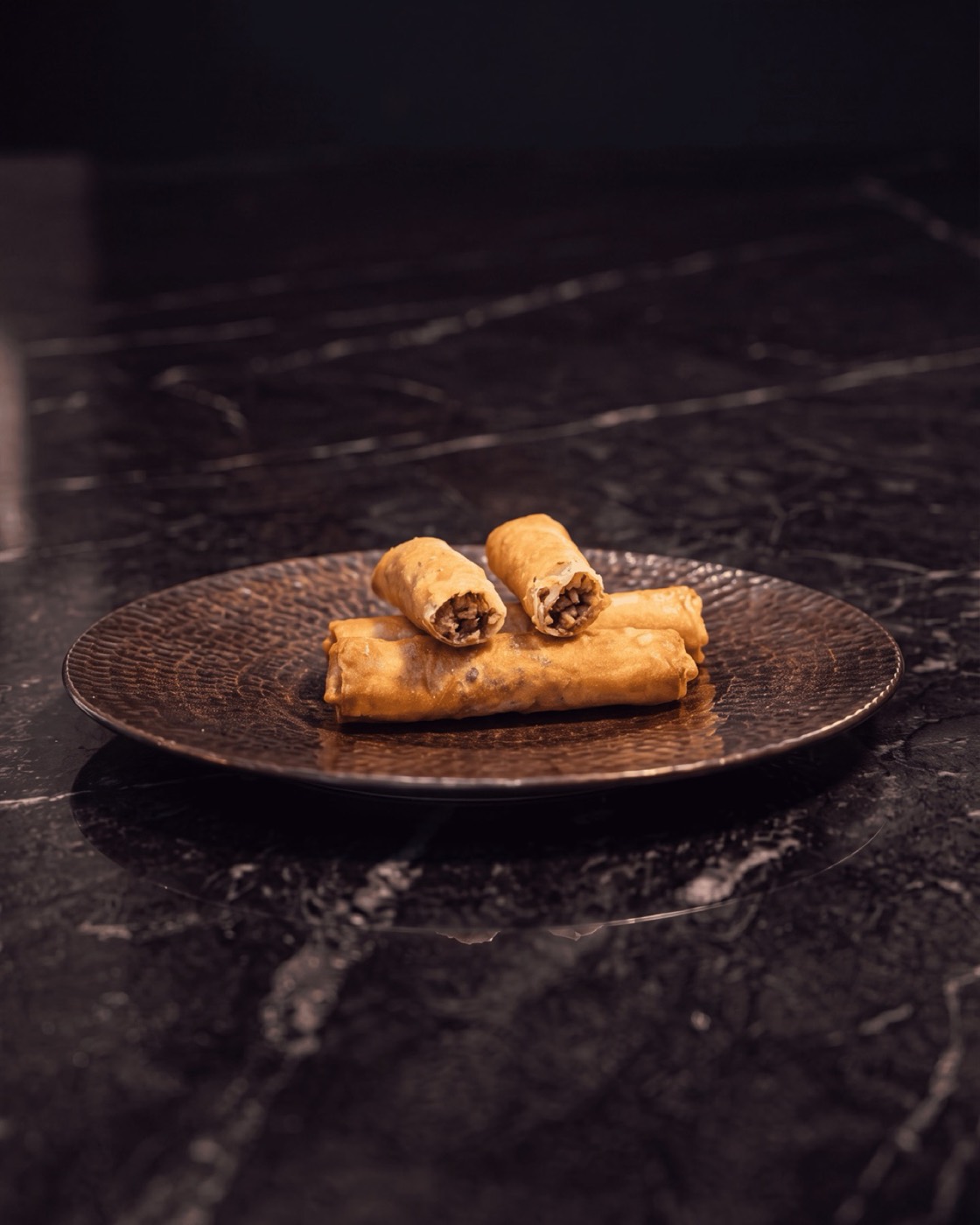 Rakakat, involtini croccanti di pasta fillo ripieni di formaggio.