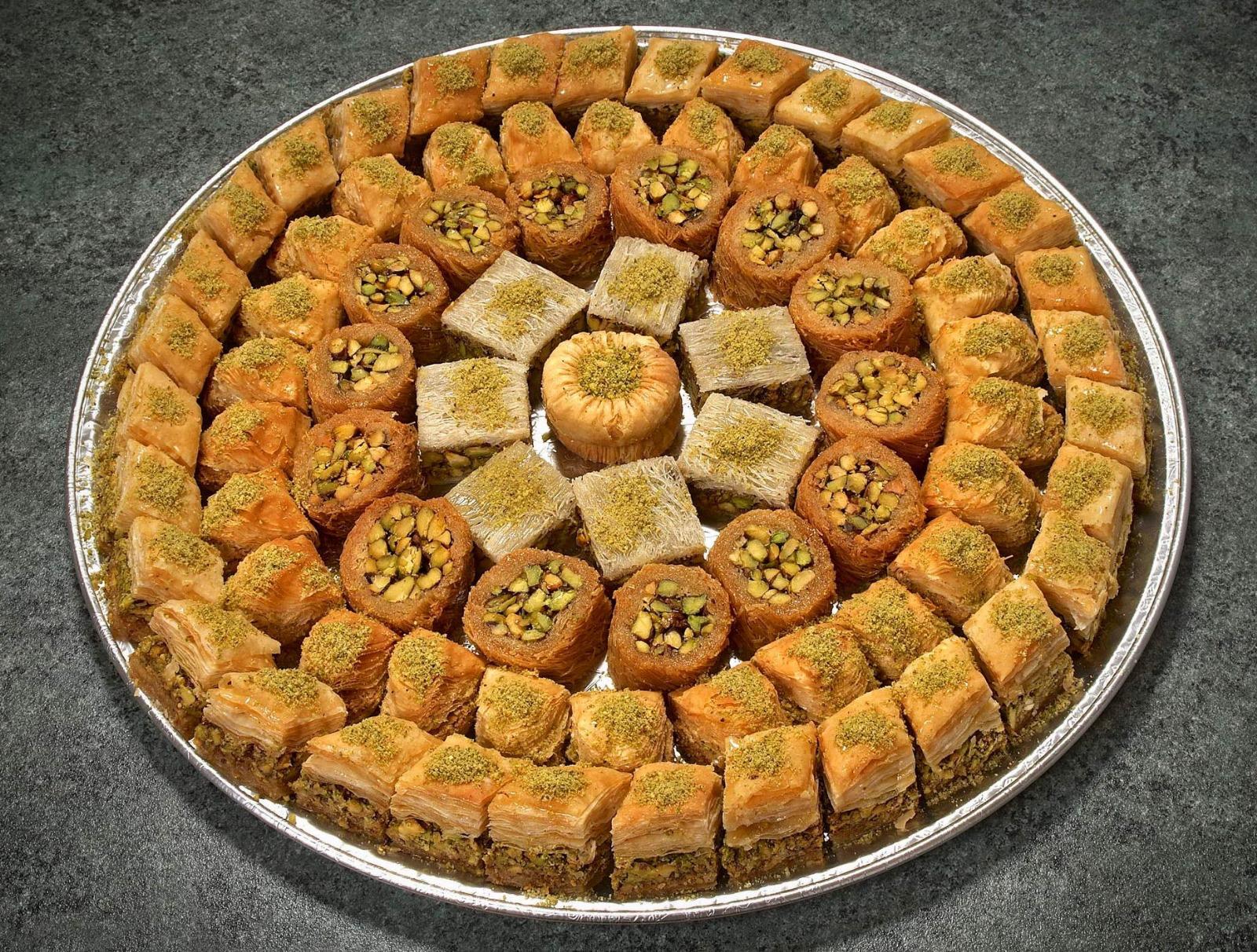 Baklava e dolci libanesi guarniti con pistacchio tritato.