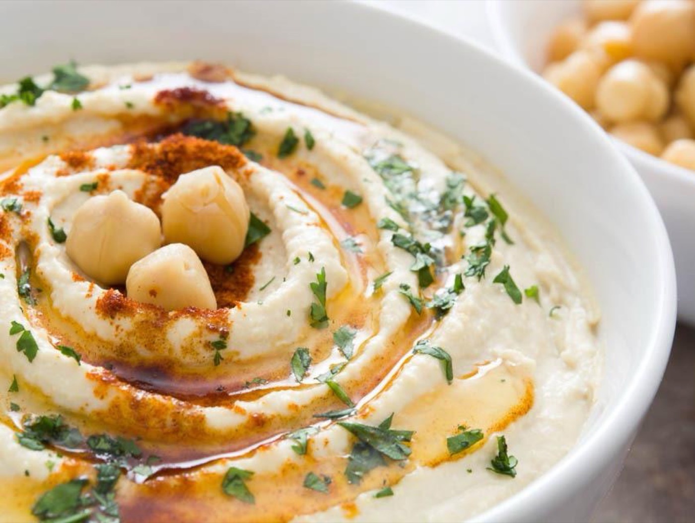 Ciotola di hummus cremoso, parte del mezé libanese.