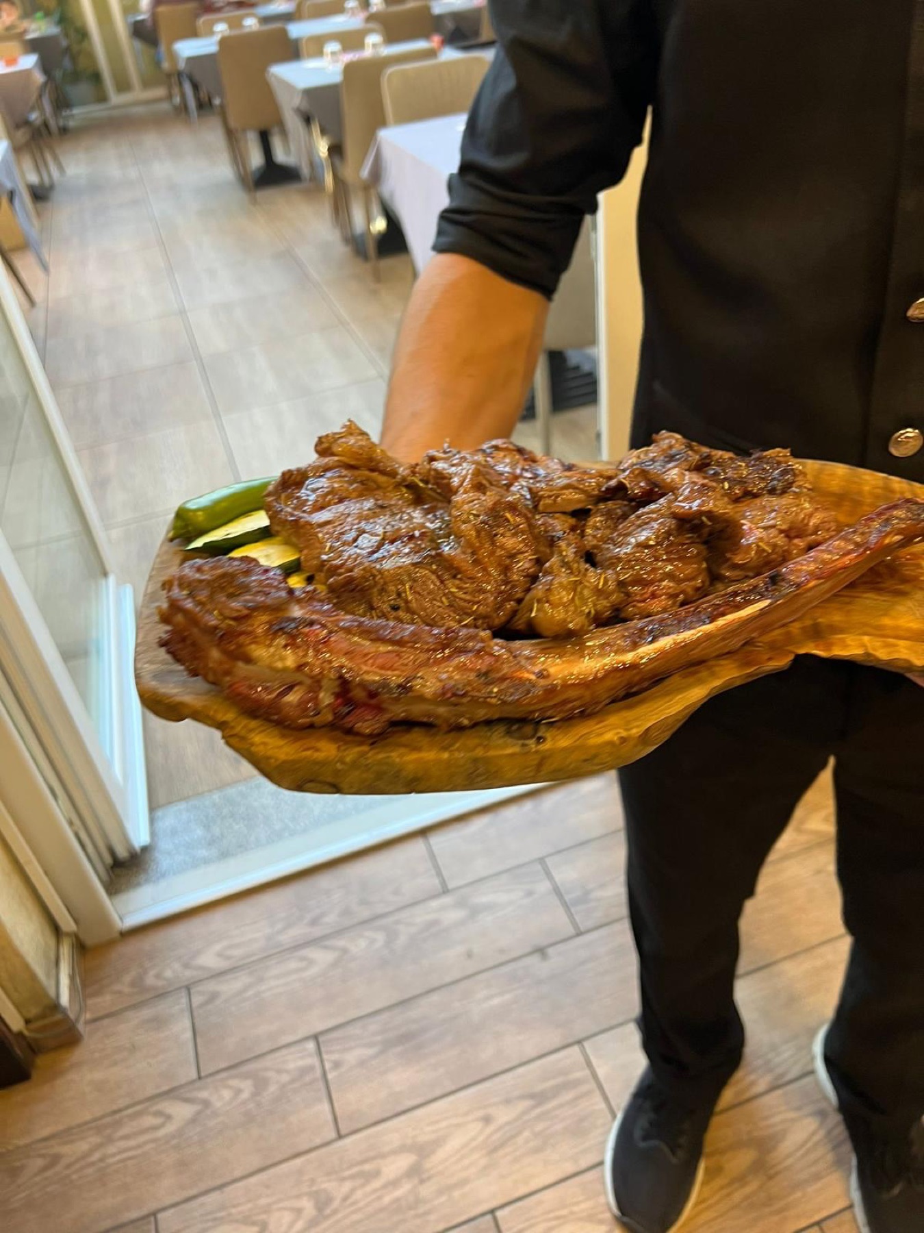 Il servizio in sala al ristorante Phoenicia, tavoli apparecchiati e atmosfera calda.