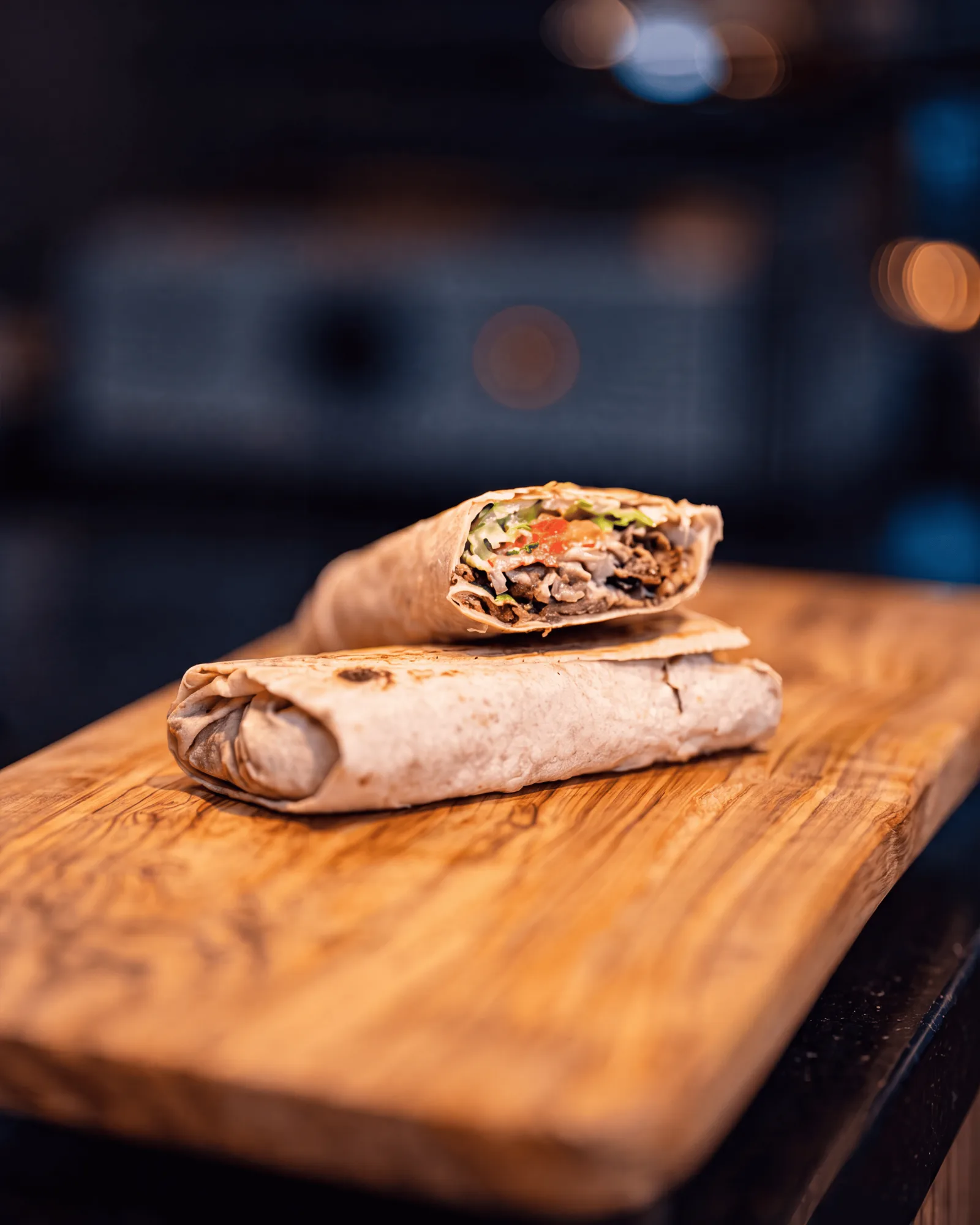 Panino shawarma Habibi tagliato a metà.