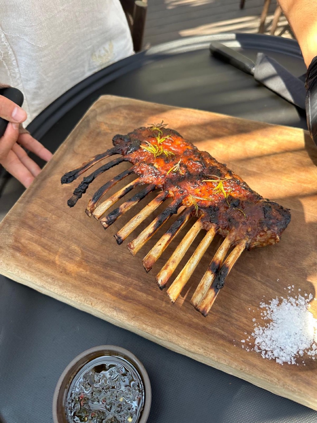 Carré d'agnello marinato e grigliato, servito con rosmarino.