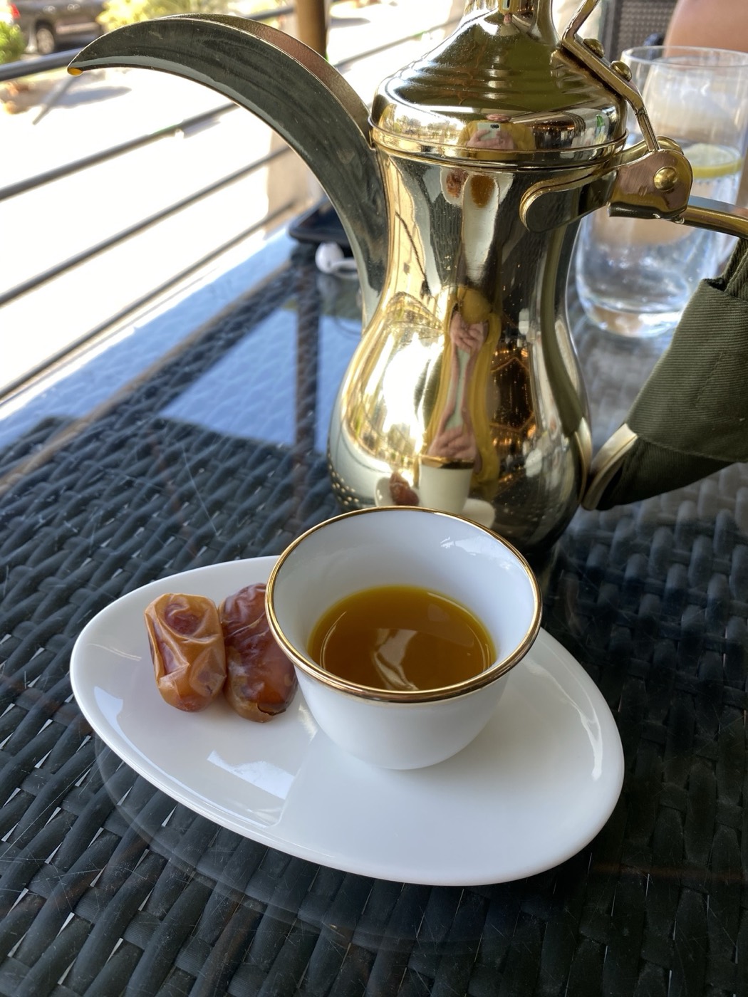 Caffè arabo servito nella caffettiera tradizionale con datteri.