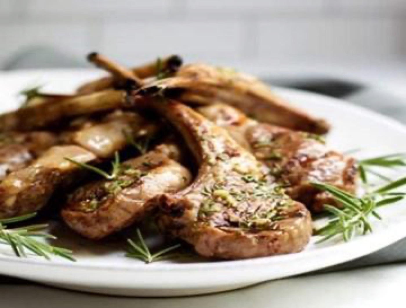 Costolette d'agnello alla griglia con rosmarino.