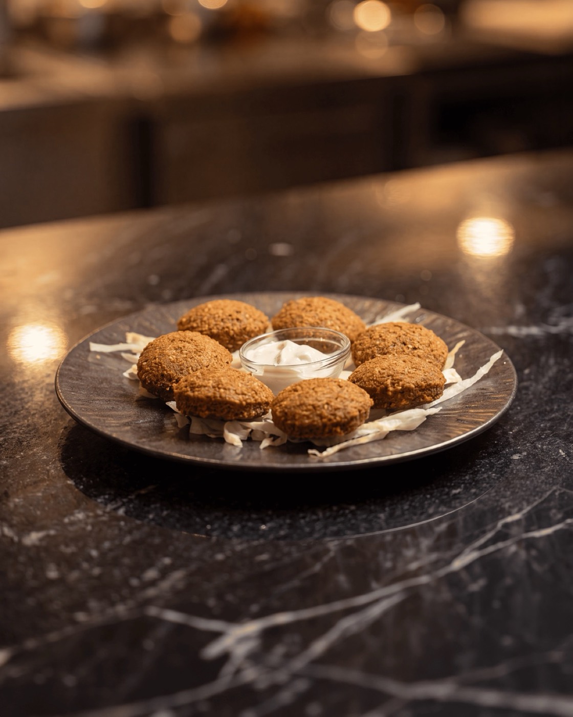 Falafel di ceci fritti, serviti con salsa tahina.