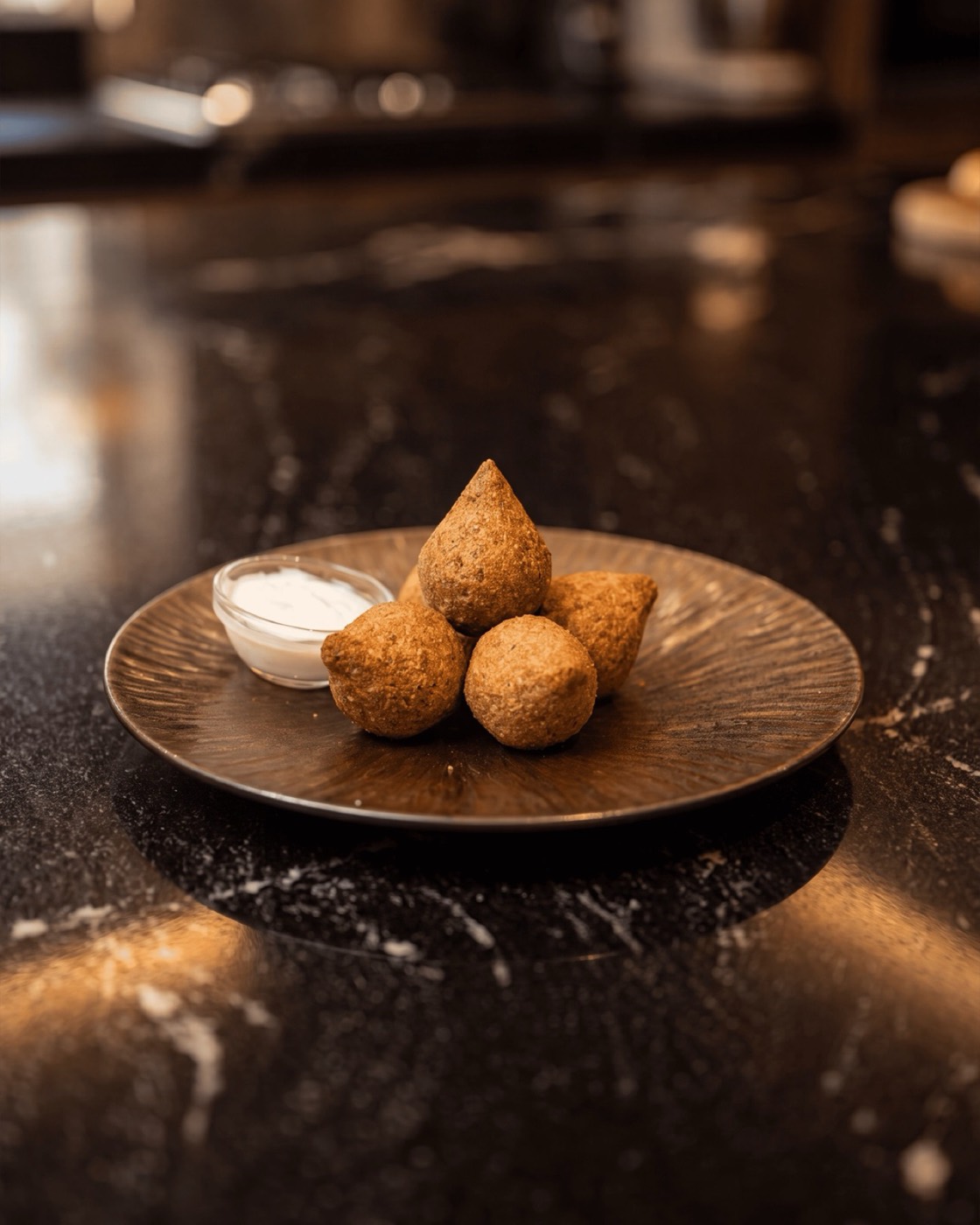 Kibbeh, polpettine fritte di carne e bulgur.
