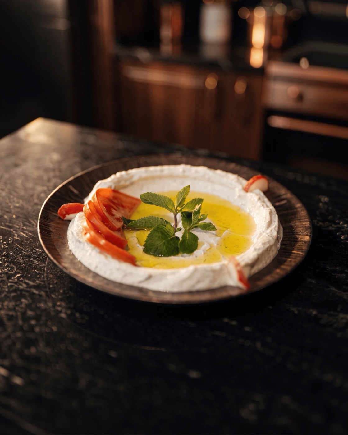 Labneh, yogurt colato cremoso con aneto, servito con cetrioli.