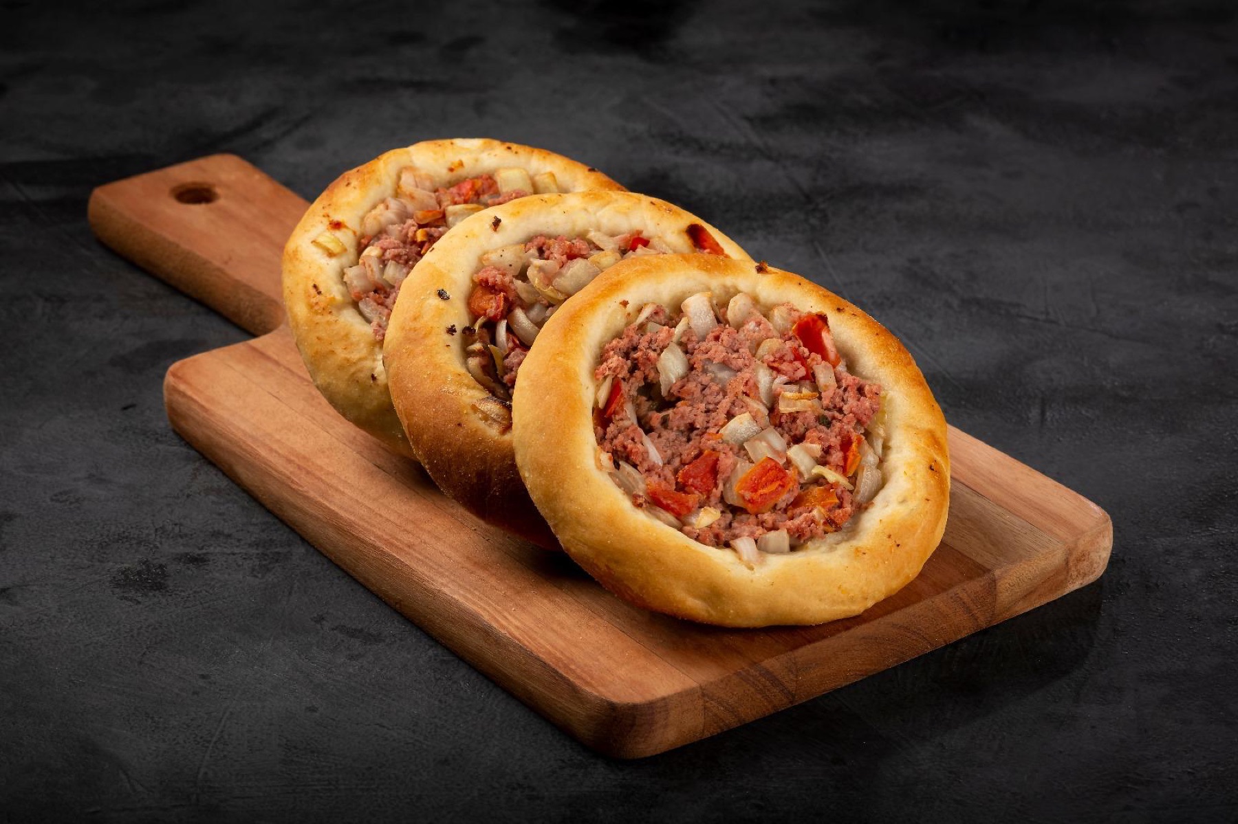Lahm bi Ajeen, focaccine sottili con carne macinata speziata.