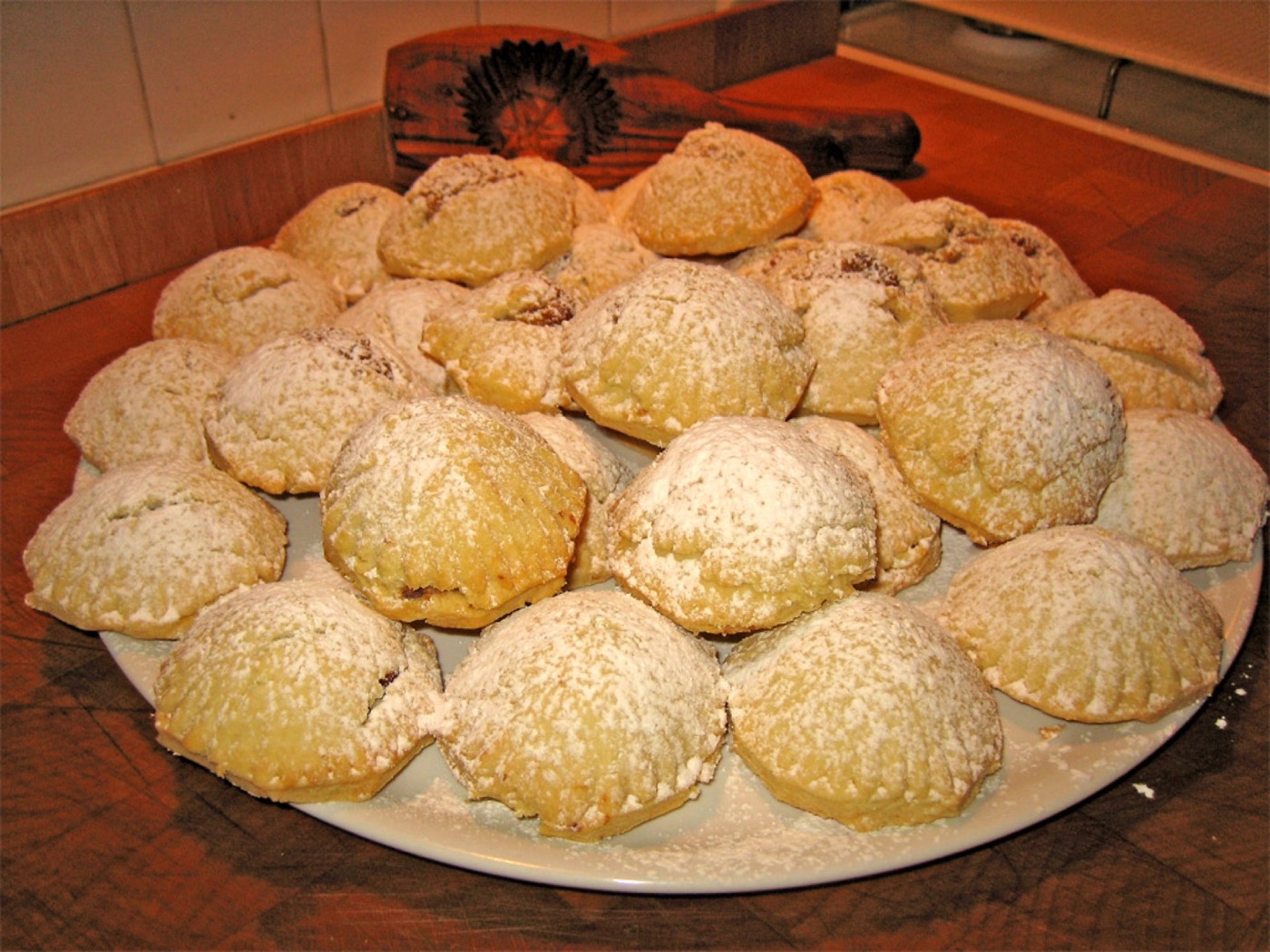 Maamoul, biscotti di semola ripieni di datteri e frutta secca.