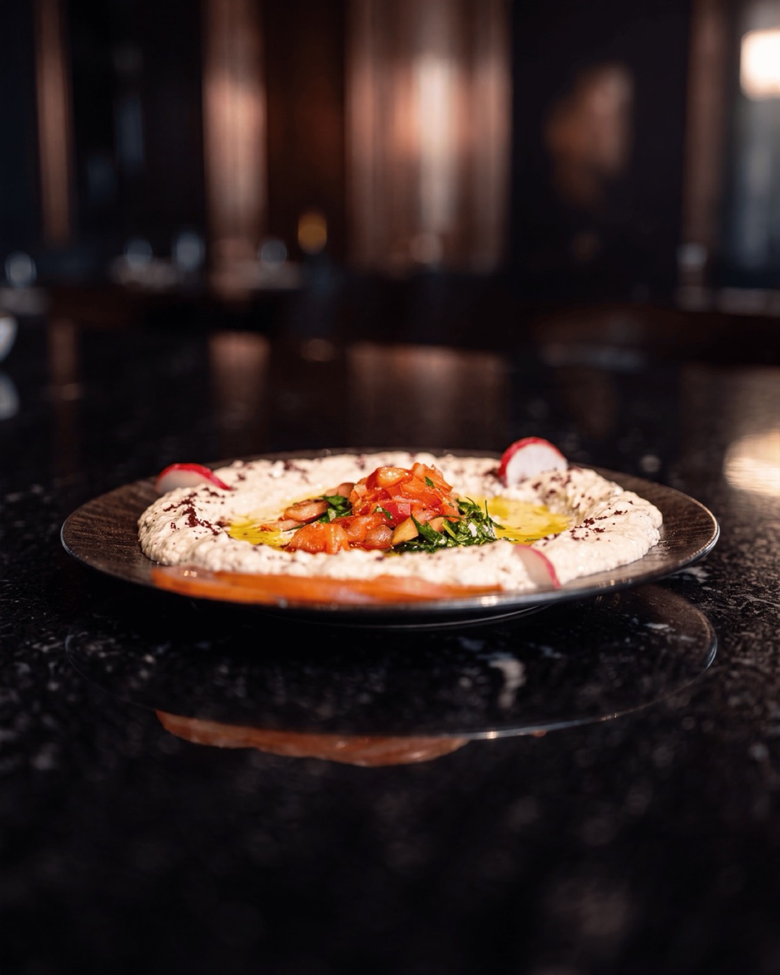 Moutabal, crema di melanzane affumicate con olio e menta.