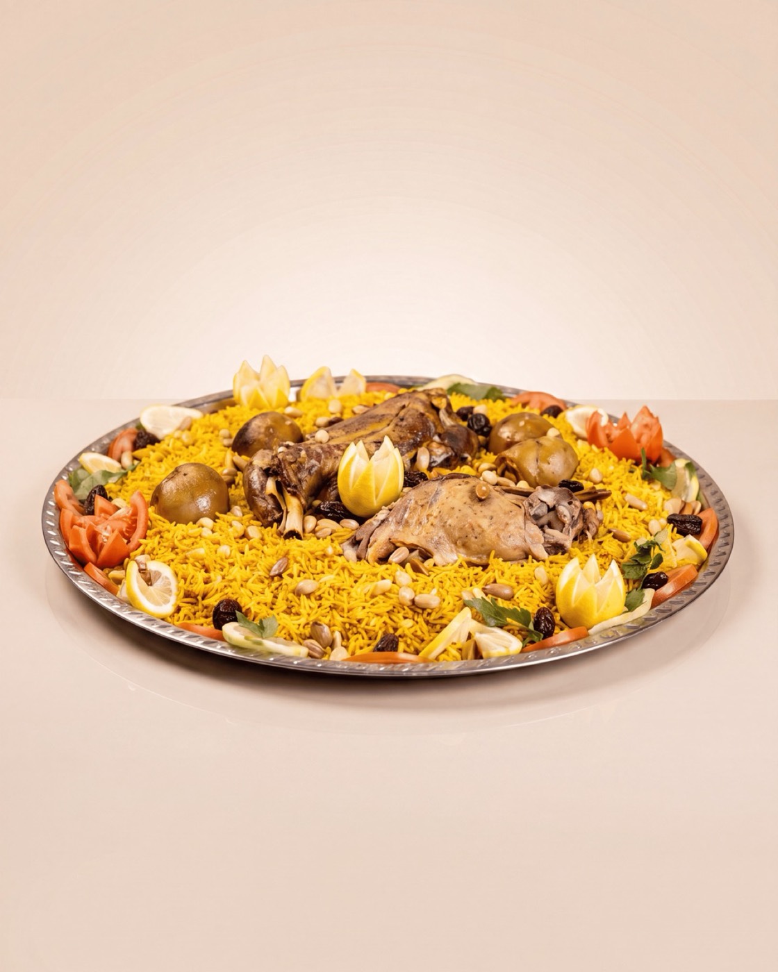 Riso alla libanese con carne, frutta secca e uvetta.