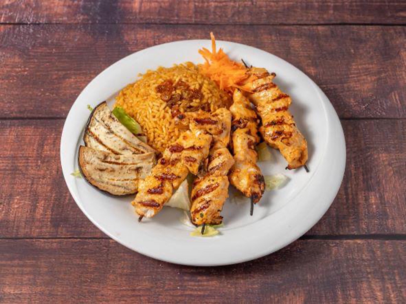 Shish Taouk, spiedini di pollo marinato con riso e verdure grigliate.