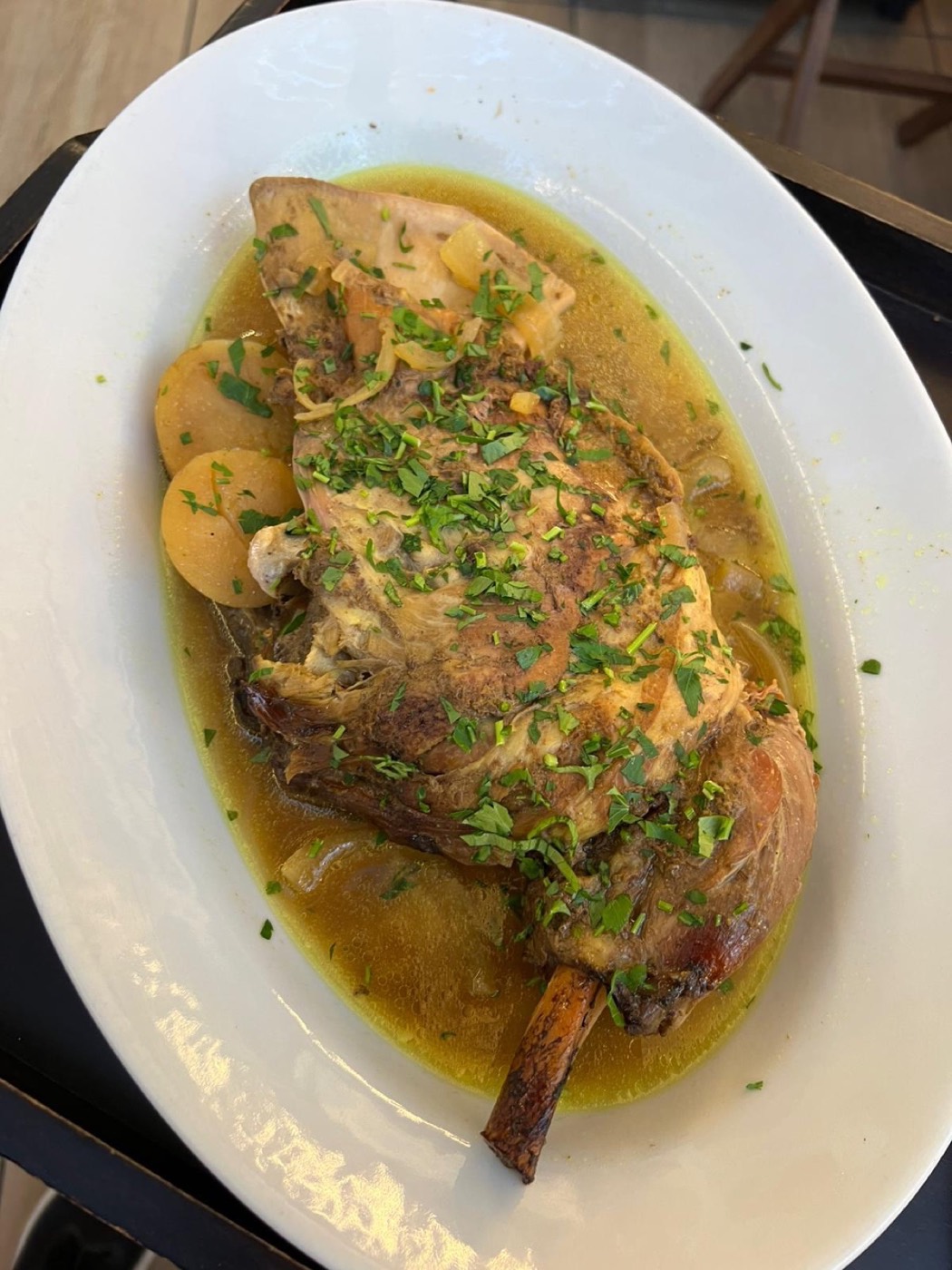 Collo d'agnello brasato a lungo, servito con le sue patate.