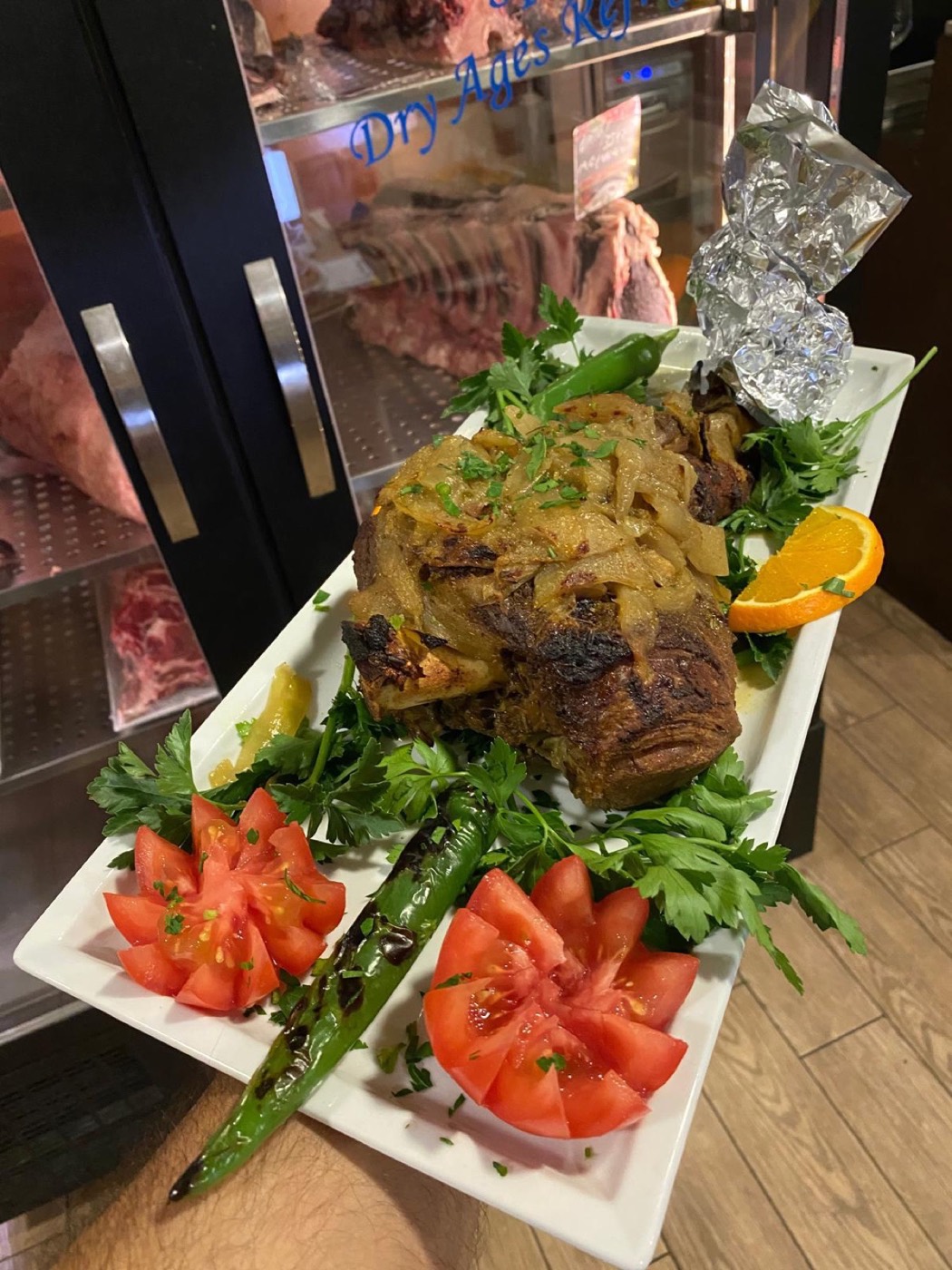 Filetti di carne frollati in casa, pronti per la brace.