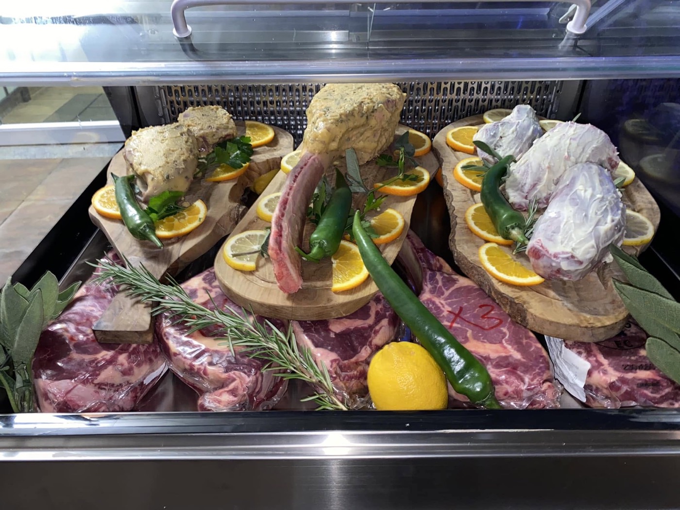 Spalla d'agnello selezionata al banco della nostra macelleria interna, con agrumi ed erbe aromatiche.