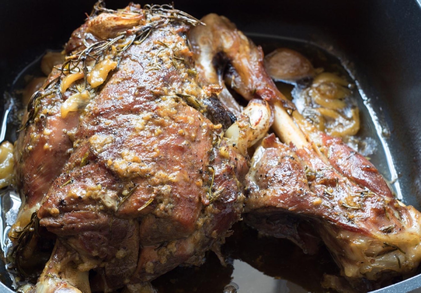 Spalla d'agnello arrosto, marinata con aglio e rosmarino.