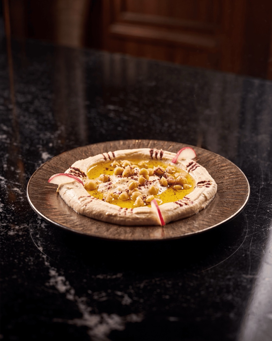 Hummus di ceci, piatto vegetariano libanese servito con olio d'oliva.