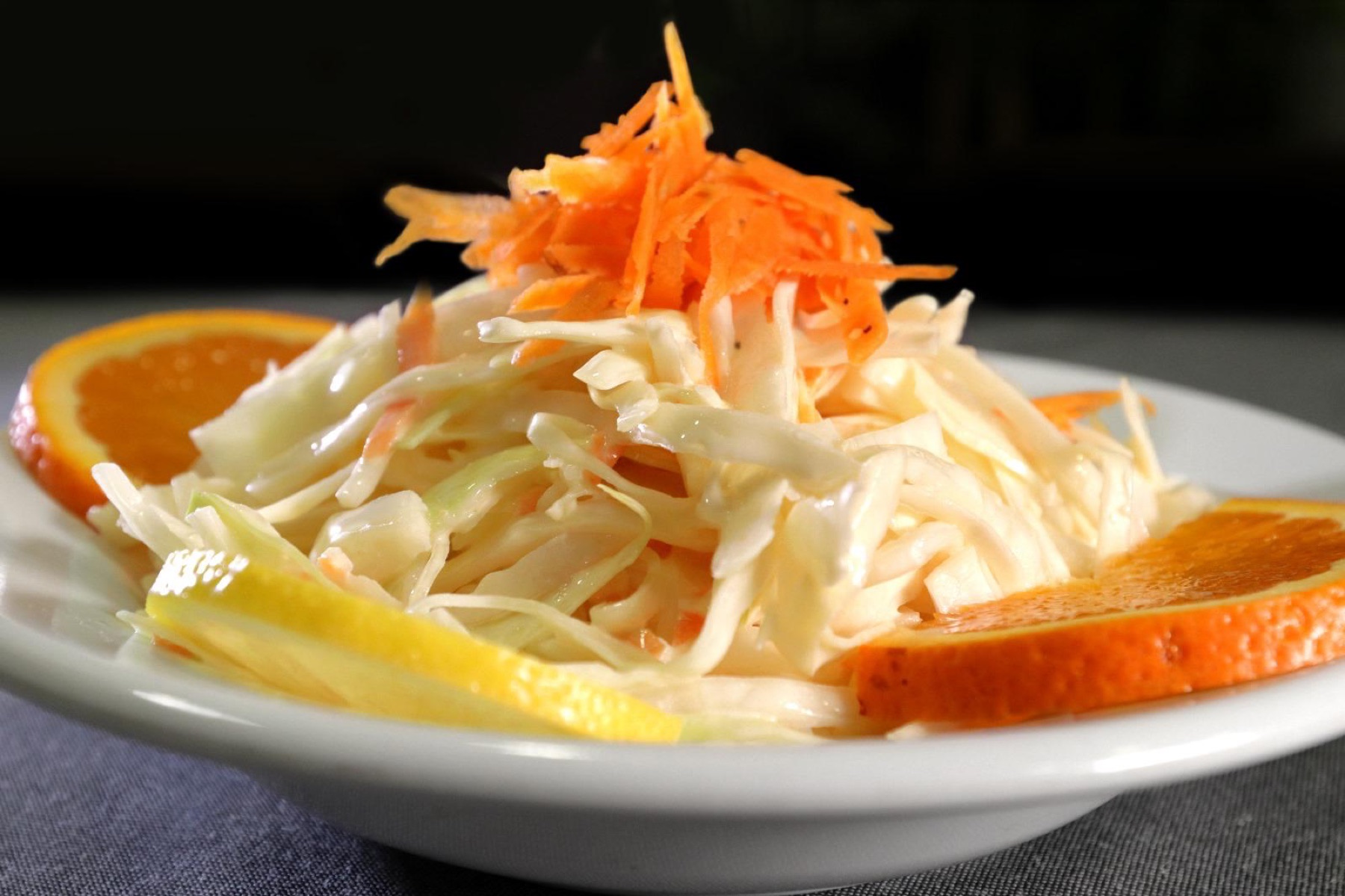 Insalata araba di cavolo e carote julienne con agrumi.